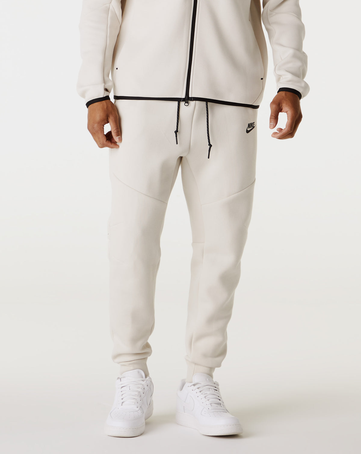 Nike Tech Fleece Jogger in Light Orewood Brown / Black